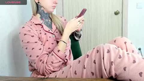 Snapshot of _feralberry__ chatting on 02/15/25, 12:11 Alis online show from 02/15/25, 12:11