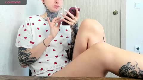 Snapshot of _feralberry__ chatting on 02/18/25, 08:05 Alis online show from 02/18/25, 08:05