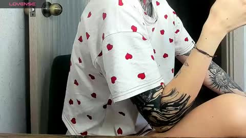 Snapshot of _feralberry__ chatting on 02/27/25, 06:18 Alis online show from 02/27/25, 06:18