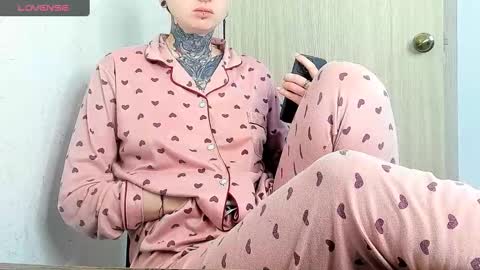 Snapshot of _feralberry__ chatting on 03/10/25, 02:39 Alis online show from 03/10/25, 02:39