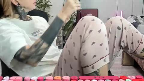 Snapshot of _feralberry__ chatting on 09/28/25, 07:58 Alis online show from 09/28/25, 07:58