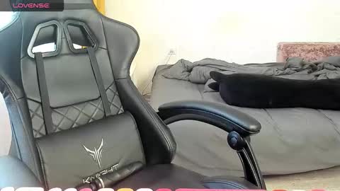 Snapshot of _feralberry__ chatting on 10/11/25, 06:12 Alis online show from 10/11/25, 06:12
