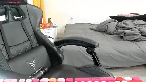 Snapshot of _feralberry__ chatting on 10/14/25, 09:43 Alis online show from 10/14/25, 09:43