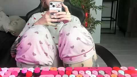 Snapshot of _feralberry__ chatting on 05/31/26, 07:48 Alis online show from 05/31/26, 07:48