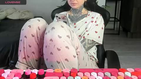 Snapshot of _feralberry__ chatting on 06/05/26, 09:04 Alis online show from 06/05/26, 09:04