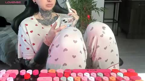 Snapshot of _feralberry__ chatting on 06/14/26, 06:15 Alis online show from 06/14/26, 06:15