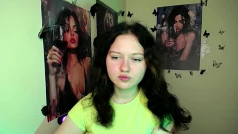 Snapshot of _foxy_lady chatting on 09/18/25, 06:26 Alice online show from 09/18/25, 06:26