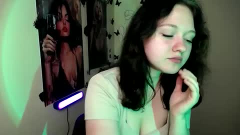 Snapshot of _foxy_lady chatting on 10/11/25, 06:23 Alice online show from 10/11/25, 06:23