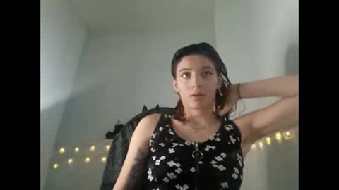 Snapshot of _genesid_dixton chatting on 01/12/25, 09:29 Mia-foster online show from 01/12/25, 09:29