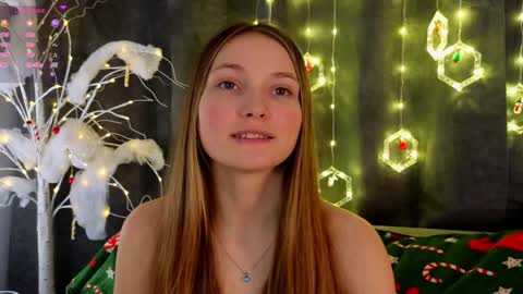 Snapshot of _green_green_ chatting on 12/28/24, 04:30 Milly online show from 12/28/24, 04:30