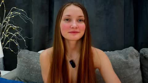 Snapshot of _green_green_ chatting on 02/11/25, 02:03 Milly online show from 02/11/25, 02:03