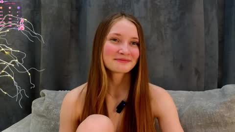 Snapshot of _green_green_ chatting on 02/19/25, 07:39 Milly online show from 02/19/25, 07:39