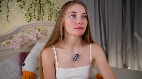 Snapshot of _green_green_ chatting on 10/11/25, 02:22 Milly online show from 10/11/25, 02:22