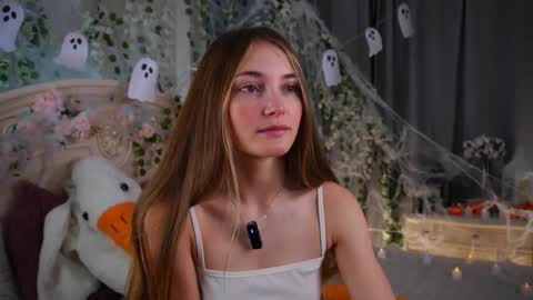 Snapshot of _green_green_ chatting on 10/28/25, 02:48 Milly online show from 10/28/25, 02:48