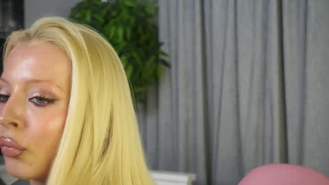 Snapshot of _honeymoney chatting on 02/26/26, 08:13 Lana online show from 02/26/26, 08:13