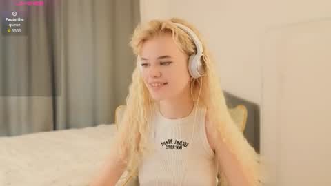 Snapshot of _honnyland chatting on 07/12/26, 01:35 Alisha online show from 07/12/26, 01:35