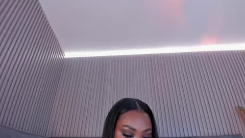 Snapshot of _huge_boobs_ebony chatting on 03/25/26, 08:04 Darlis online show from 03/25/26, 08:04