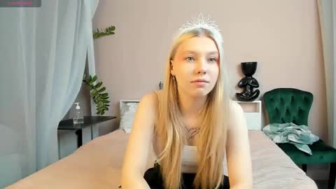 Snapshot of _innocent_soul_ chatting on 11/11/25, 06:57 Daisy online show from 11/11/25, 06:57