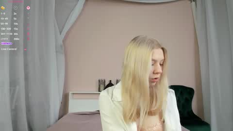 Snapshot of _innocent_soul_ chatting on 12/19/25, 07:26 Daisy online show from 12/19/25, 07:26