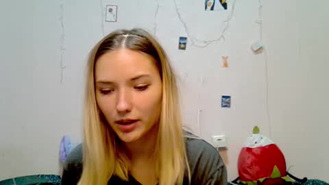 _kikiclark_ online show from 09/18/25, 08:33