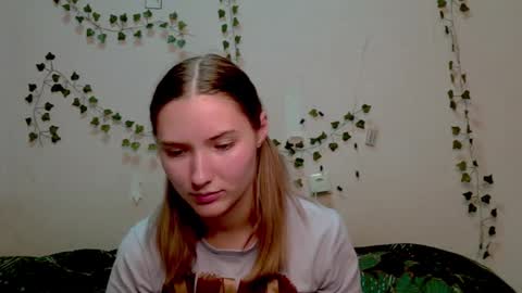 _kikiclark_ online show from 11/13/25, 10:08