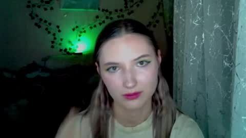 _kikiclark_ online show from 11/14/25, 10:29