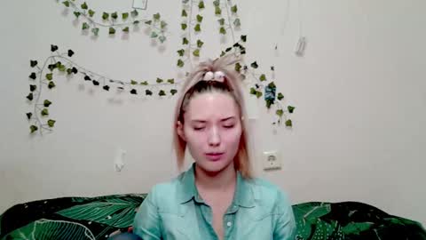 _kikiclark_ online show from 12/05/25, 03:30