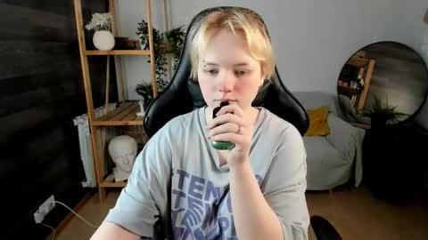 Snapshot of _killy_ chatting on 10/08/25, 01:42 Li online show from 10/08/25, 01:42