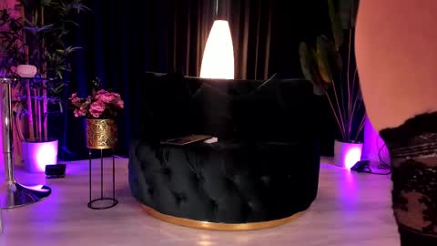 Snapshot of _kim_possible_ chatting on 09/15/25, 02:39 Kim online show from 09/15/25, 02:39