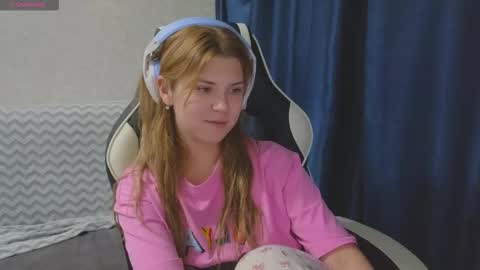 Snapshot of _kirieshka chatting on 09/22/25, 07:05 Molly Emily online show from 09/22/25, 07:05