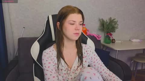 Snapshot of _kirieshka chatting on 12/18/25, 07:42 Molly Emily online show from 12/18/25, 07:42