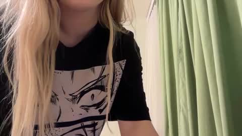 Snapshot of _kirieshka chatting on 06/17/26, 07:26 Molly Emily online show from 06/17/26, 07:26