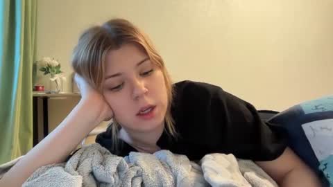 Snapshot of _kirieshka chatting on 06/18/26, 04:22 Molly Emily online show from 06/18/26, 04:22