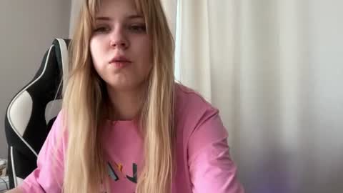 Snapshot of _kirieshka chatting on 06/20/26, 09:45 Molly Emily online show from 06/20/26, 09:45