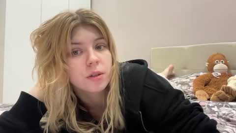 Snapshot of _kirieshka chatting on 06/28/26, 04:57 Molly Emily online show from 06/28/26, 04:57