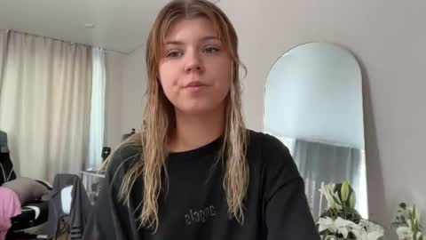 Snapshot of _kirieshka chatting on 07/02/26, 12:33 Molly Emily online show from 07/02/26, 12:33