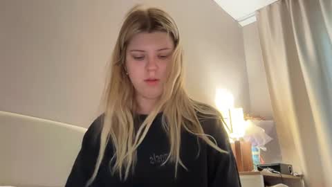 Snapshot of _kirieshka chatting on 07/27/26, 12:34 Molly Emily online show from 07/27/26, 12:34