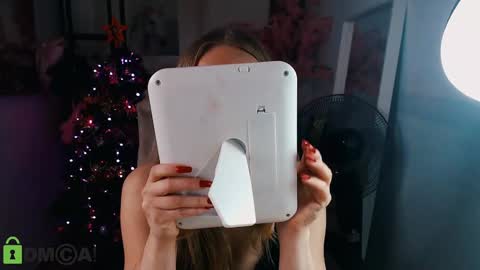 Snapshot of _kittyboo chatting on 12/23/24, 10:42 Aleksa online show from 12/23/24, 10:42