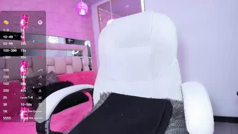 Snapshot of _laaura_ chatting on 06/26/26, 01:37 Laura online show from 06/26/26, 01:37