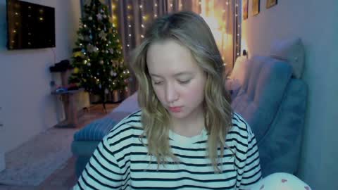 _lalune_ online show from 12/17/24, 08:43