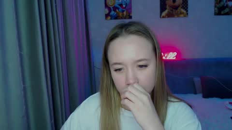 _lalune_ online show from 12/25/24, 03:40