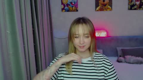 _lalune_ online show from 12/26/24, 11:35