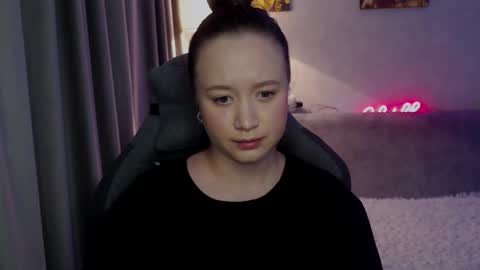 _lalune_ online show from 10/10/25, 08:35