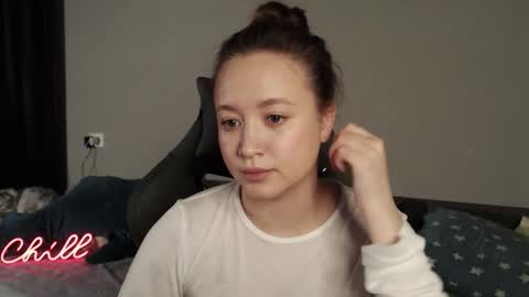 _lalune_ online show from 11/25/25, 09:04