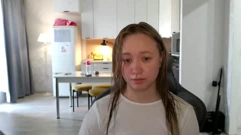 _lalune_ online show from 06/17/26, 10:17