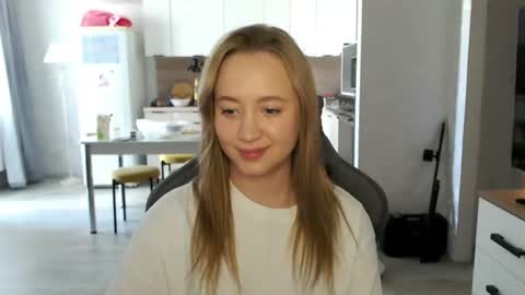 _lalune_ online show from 06/18/26, 06:57