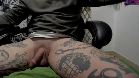 Snapshot of _layne chatting on 02/21/25, 11:01 Layne online show from 02/21/25, 11:01