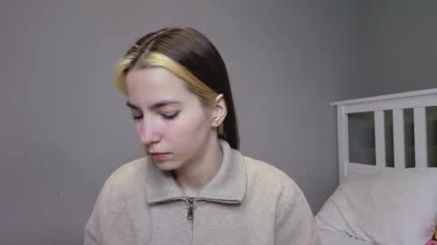 Snapshot of _little_butterfly_ chatting on 11/22/25, 07:18 Emma online show from 11/22/25, 07:18