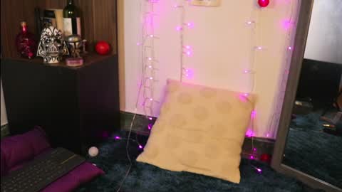 Snapshot of _lucy_white_ chatting on 12/29/24, 10:47 Lucy online show from 12/29/24, 10:47