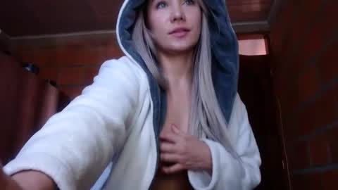 Snapshot of _lunablondie_ chatting on 01/15/25, 03:29 _lunablondie_ online show from 01/15/25, 03:29